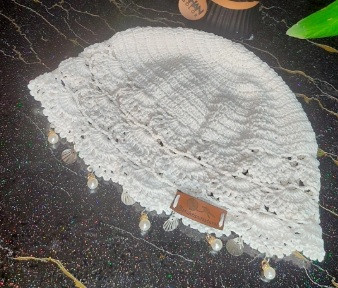 کلاه بادبزنی سفید با آویز